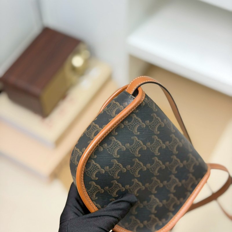 🏷Celine 瑟琳．Triomphe Mini 馬鞍包-10