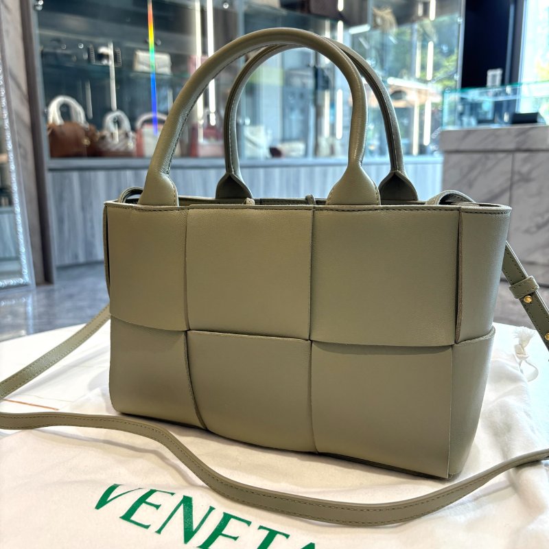 *SHIHNA名牌精品* BOTTEGA VENETA 寬編織小羊皮 灰綠色托特包 (附萬用包)-0