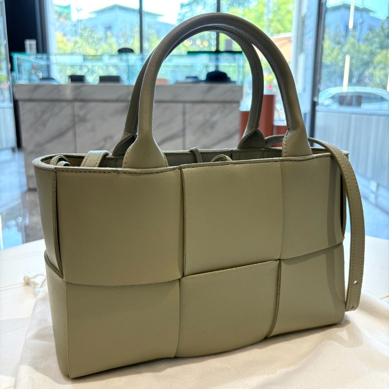 *SHIHNA名牌精品* BOTTEGA VENETA 寬編織小羊皮 灰綠色托特包 (附萬用包)-1