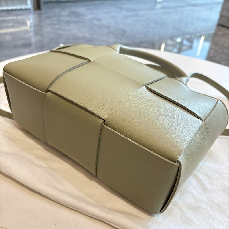 *SHIHNA名牌精品* BOTTEGA VENETA 寬編織小羊皮 灰綠色托特包 (附萬用包)-2