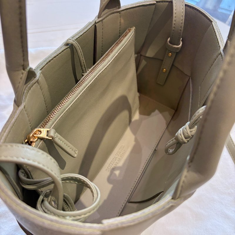 *SHIHNA名牌精品* BOTTEGA VENETA 寬編織小羊皮 灰綠色托特包 (附萬用包)-3