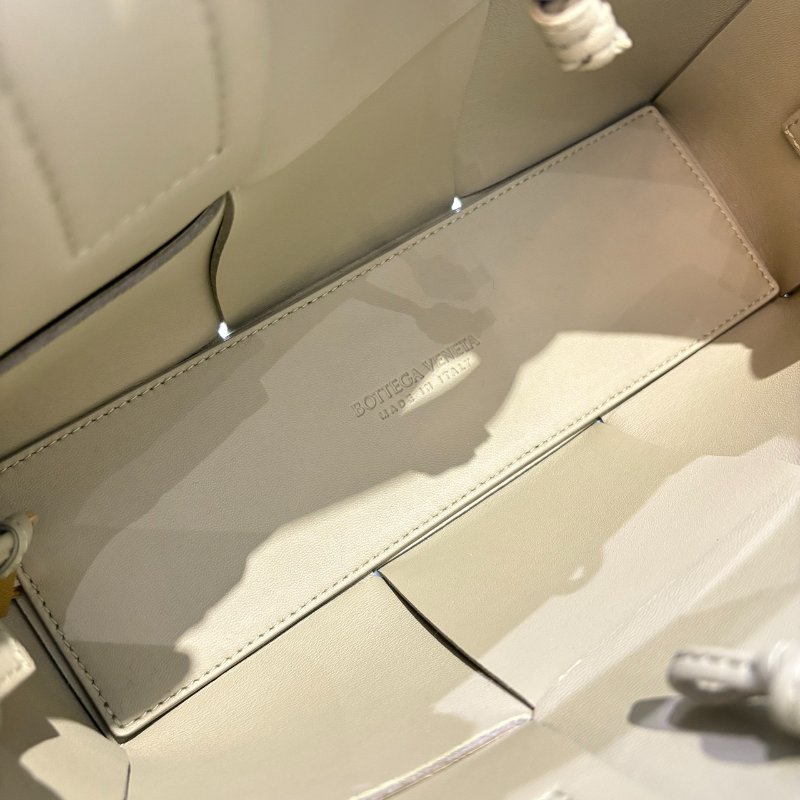 *SHIHNA名牌精品* BOTTEGA VENETA 寬編織小羊皮 灰綠色托特包 (附萬用包)-5