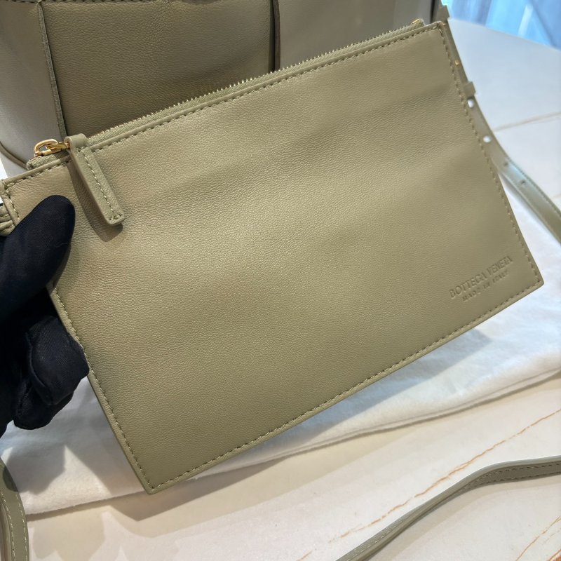 *SHIHNA名牌精品* BOTTEGA VENETA 寬編織小羊皮 灰綠色托特包 (附萬用包)-6