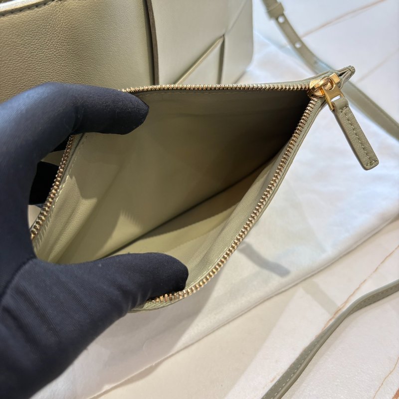 *SHIHNA名牌精品* BOTTEGA VENETA 寬編織小羊皮 灰綠色托特包 (附萬用包)-7