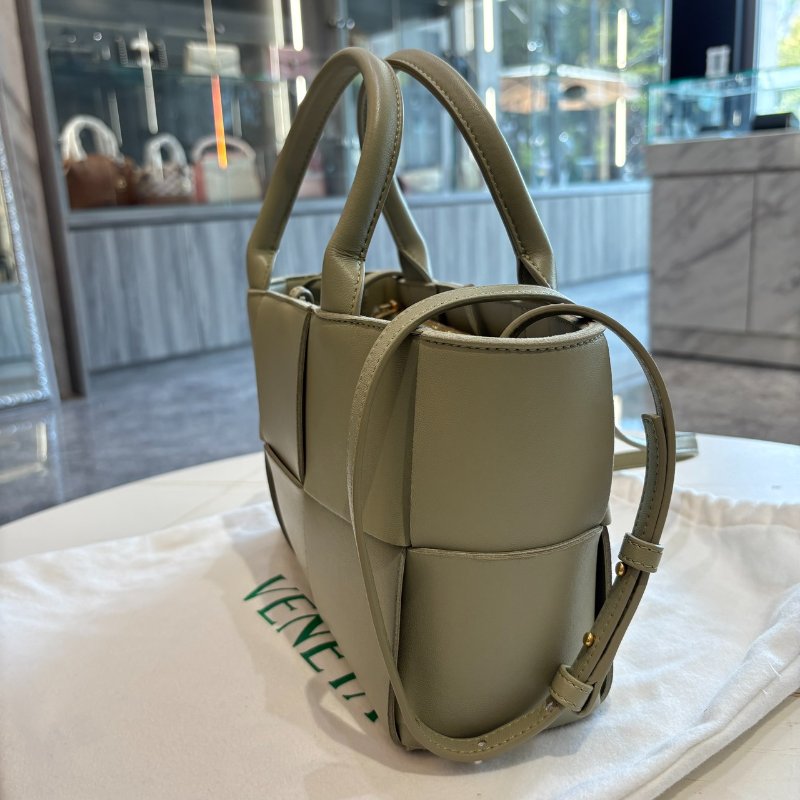 *SHIHNA名牌精品* BOTTEGA VENETA 寬編織小羊皮 灰綠色托特包 (附萬用包)-9