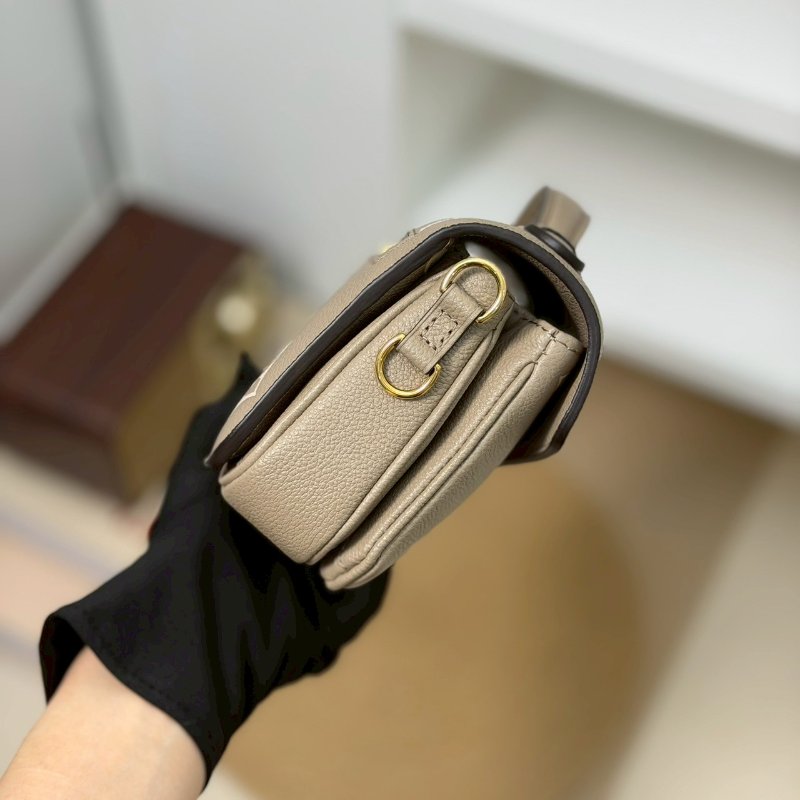 🏷LV 路易威登．Pochette Métis East West 郵差包 斑鳩灰 M23081 芯片款-2