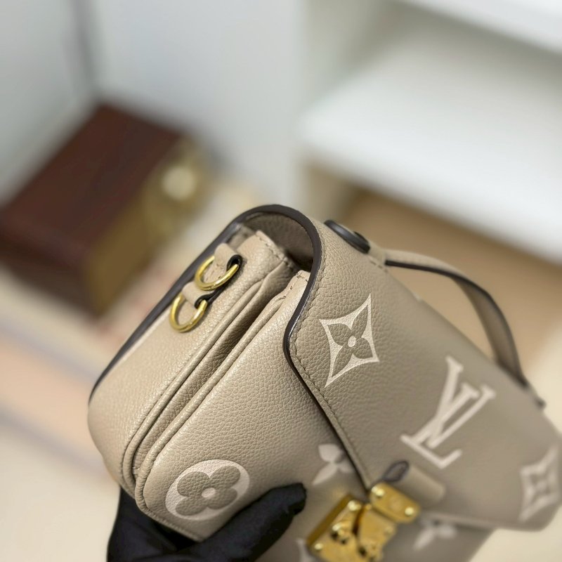 🏷LV 路易威登．Pochette Métis East West 郵差包 斑鳩灰 M23081 芯片款-8
