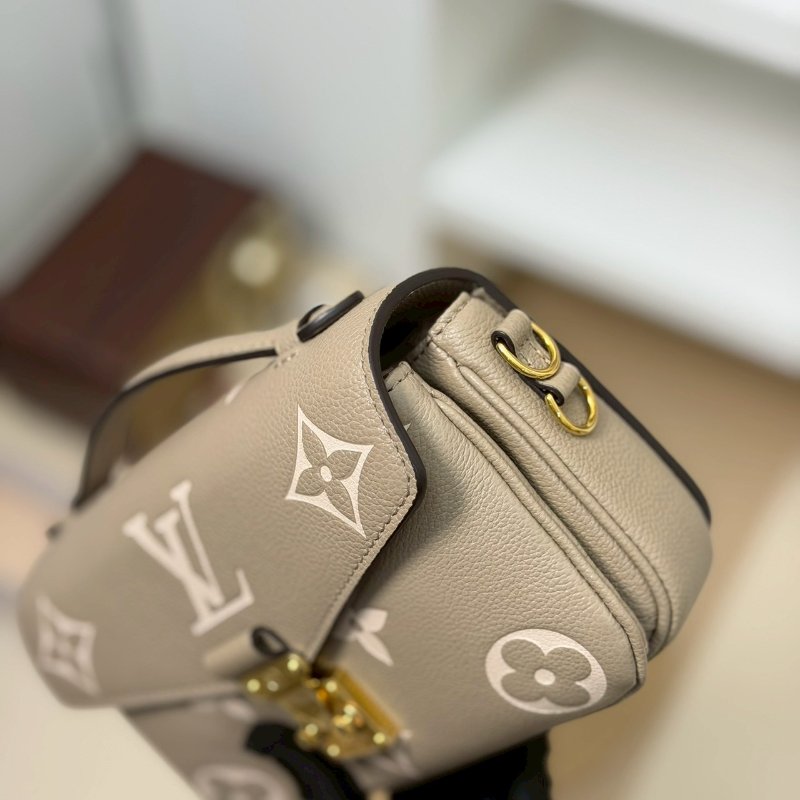 🏷LV 路易威登．Pochette Métis East West 郵差包 斑鳩灰 M23081 芯片款-9