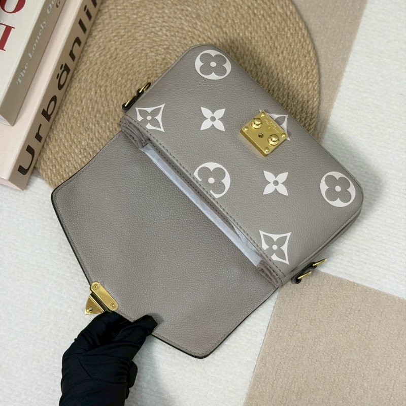 🏷LV 路易威登．Pochette Métis East West 郵差包 斑鳩灰 M23081 芯片款-15