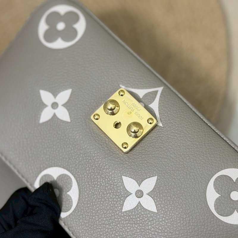 🏷LV 路易威登．Pochette Métis East West 郵差包 斑鳩灰 M23081 芯片款-16