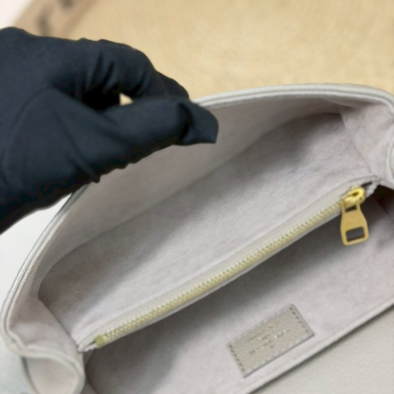 🏷LV 路易威登．Pochette Métis East West 郵差包 斑鳩灰 M23081 芯片款-19
