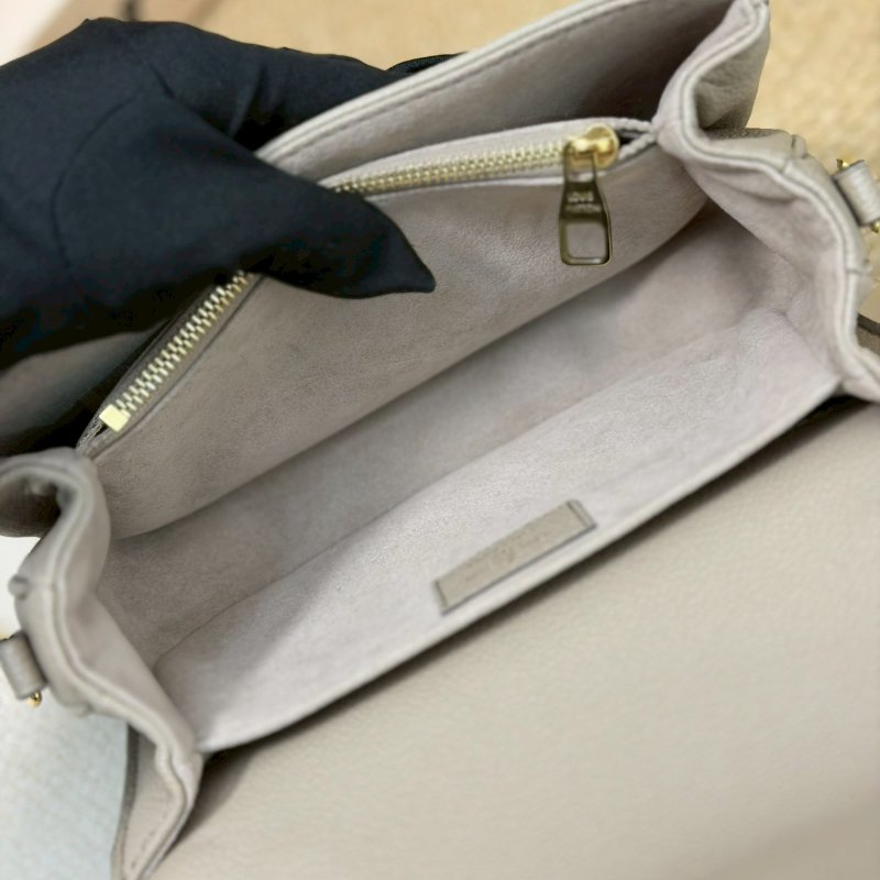 🏷LV 路易威登．Pochette Métis East West 郵差包 斑鳩灰 M23081 芯片款-20