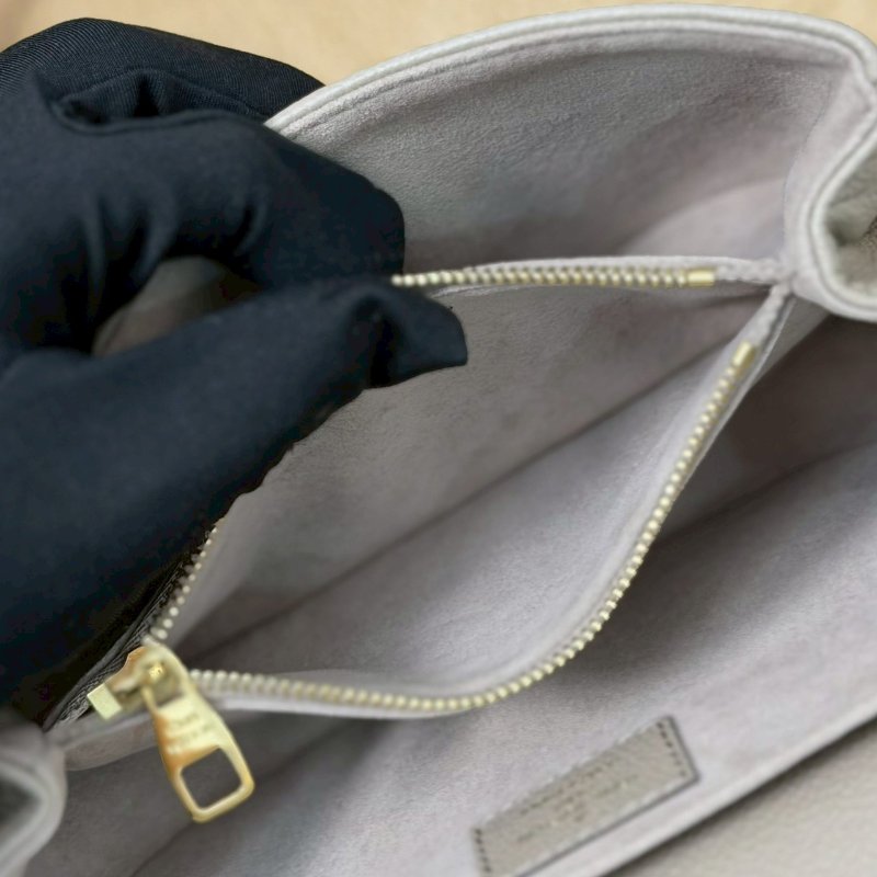 🏷LV 路易威登．Pochette Métis East West 郵差包 斑鳩灰 M23081 芯片款-21