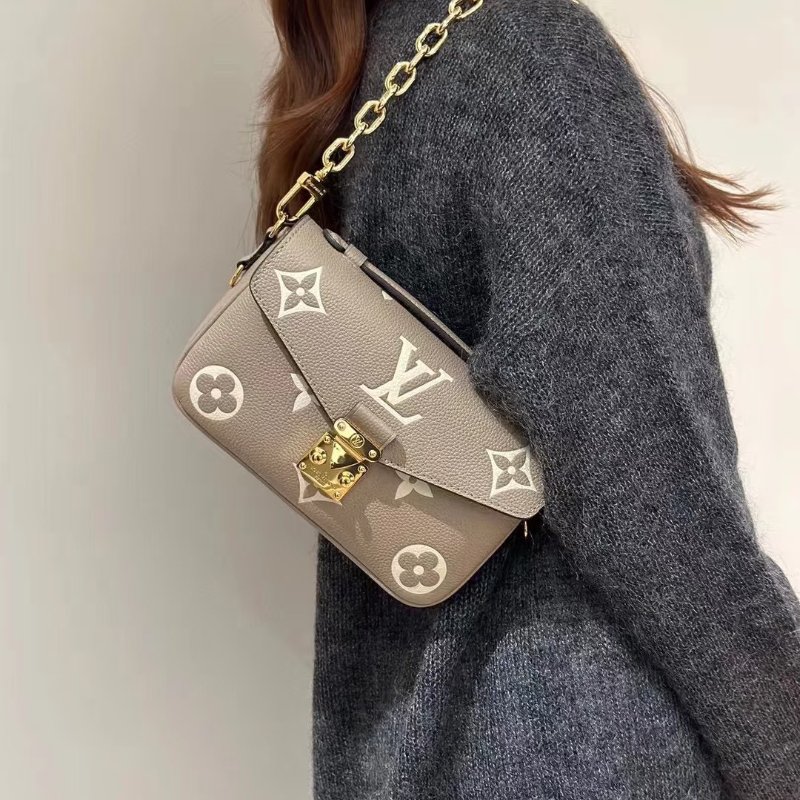 🏷LV 路易威登．Pochette Métis East West 郵差包 斑鳩灰 M23081 芯片款-31