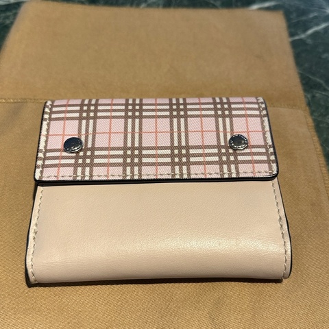 Burberry 經典菱格紋皮夾，千元大鈔可放平，使用過一兩次