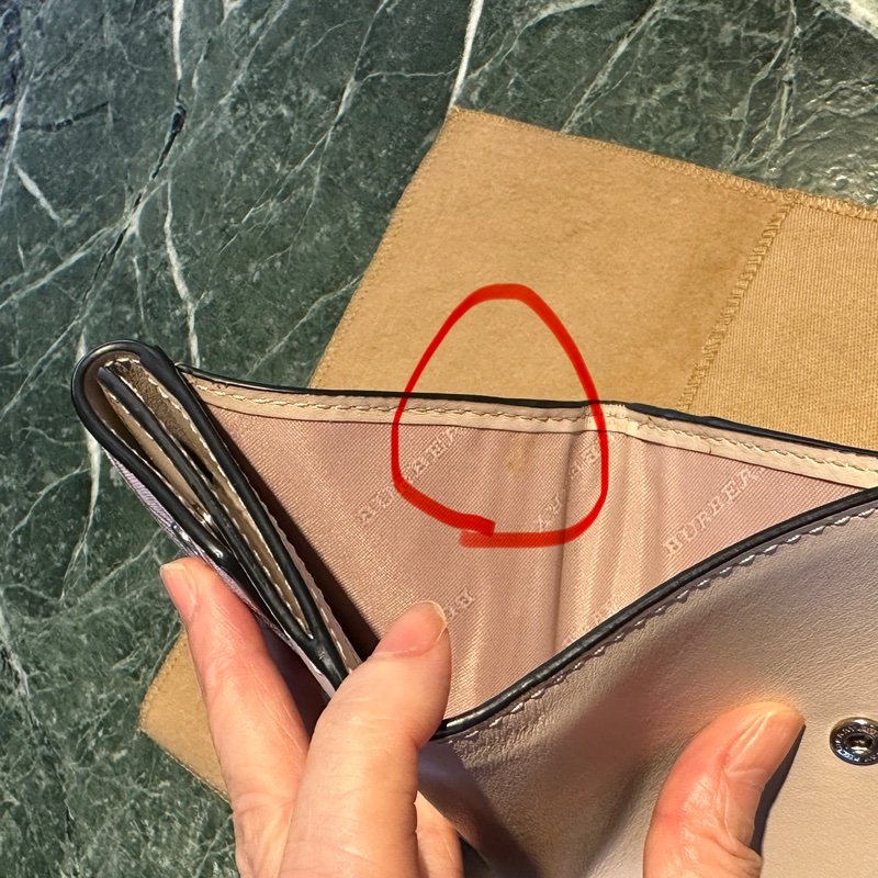 Burberry 經典菱格紋皮夾，千元大鈔可放平，使用過一兩次-7