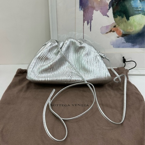 Bottega Veneta 葆蝶家 雲朵包 銀色金屬波浪紋 牛皮肩帶 尺寸22*1cm