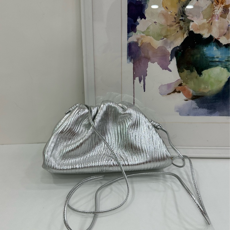 Bottega Veneta 葆蝶家 雲朵包 銀色金屬波浪紋 牛皮肩帶 尺寸22*1cm-1