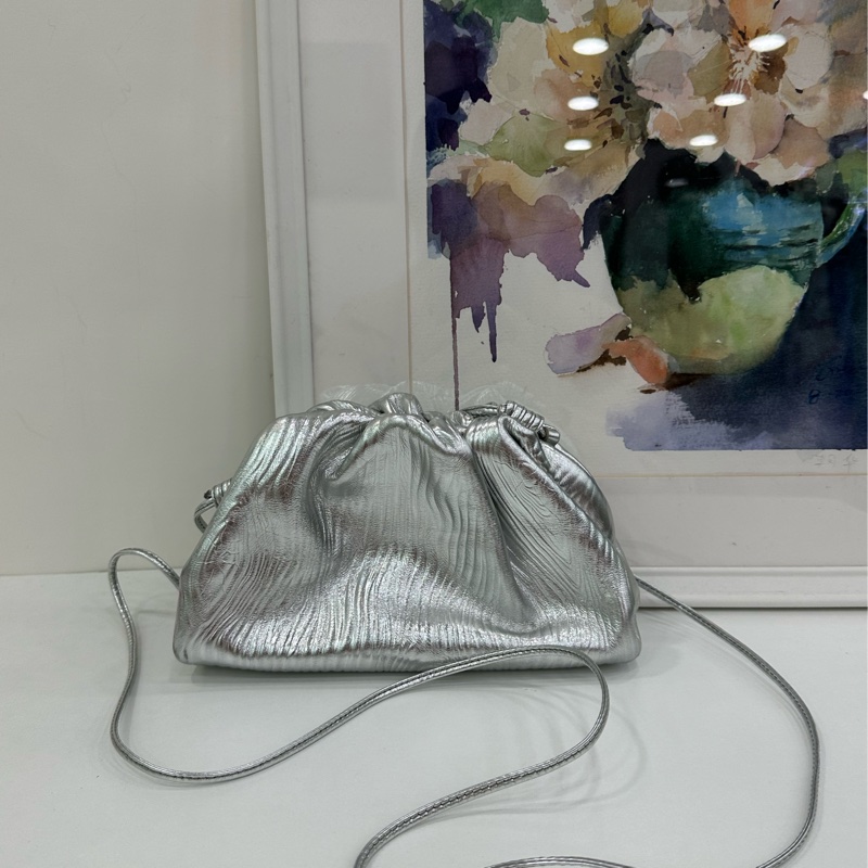 Bottega Veneta 葆蝶家 雲朵包 銀色金屬波浪紋 牛皮肩帶 尺寸22*1cm-2