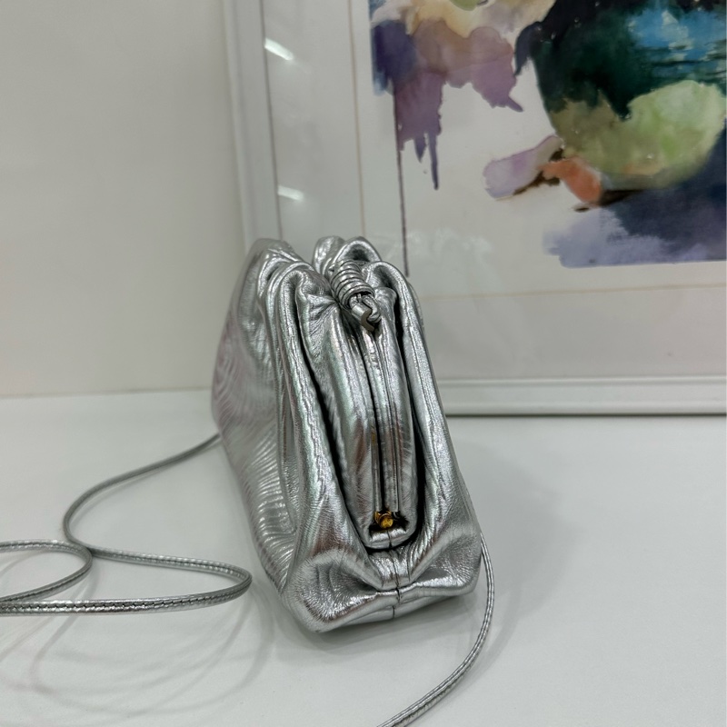Bottega Veneta 葆蝶家 雲朵包 銀色金屬波浪紋 牛皮肩帶 尺寸22*1cm-3
