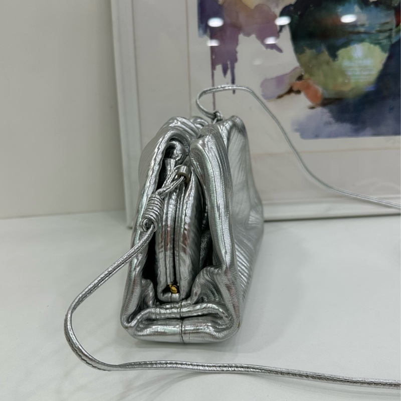 Bottega Veneta 葆蝶家 雲朵包 銀色金屬波浪紋 牛皮肩帶 尺寸22*1cm-4