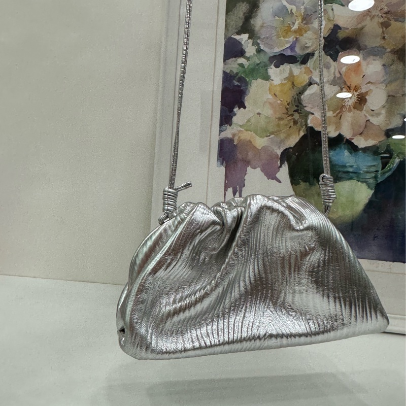 Bottega Veneta 葆蝶家 雲朵包 銀色金屬波浪紋 牛皮肩帶 尺寸22*1cm-5