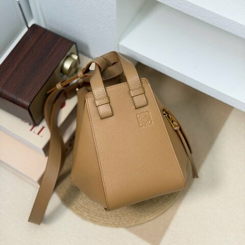 🏷Loewe 羅意威．Hammock Compact 吊床包 太妃糖色