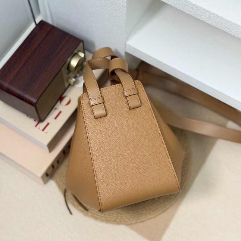 🏷Loewe 羅意威．Hammock Compact 吊床包 太妃糖色-1