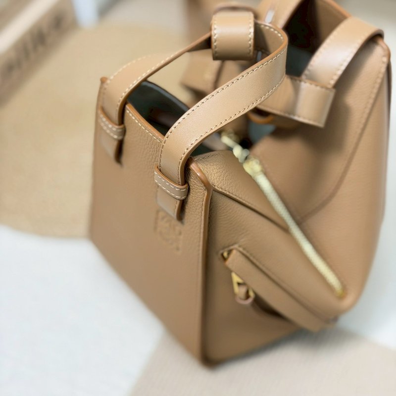 🏷Loewe 羅意威．Hammock Compact 吊床包 太妃糖色-9