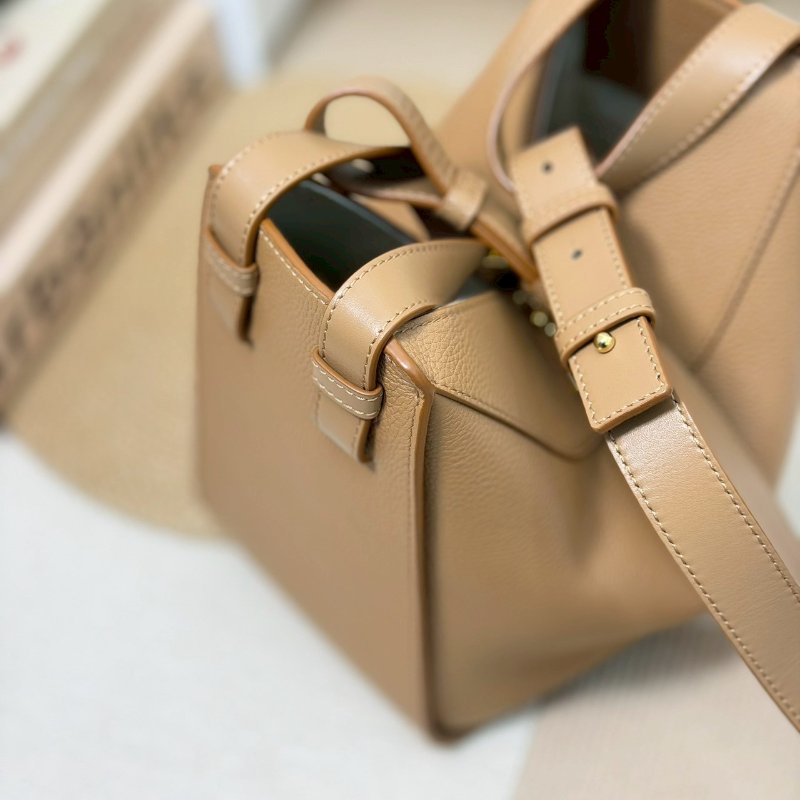 🏷Loewe 羅意威．Hammock Compact 吊床包 太妃糖色-11