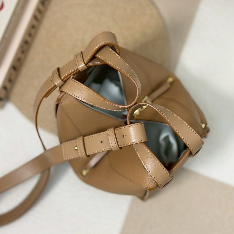 🏷Loewe 羅意威．Hammock Compact 吊床包 太妃糖色-13