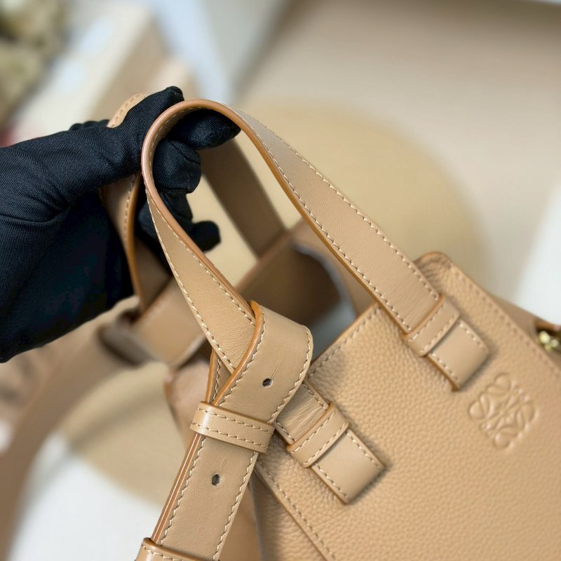 🏷Loewe 羅意威．Hammock Compact 吊床包 太妃糖色-15