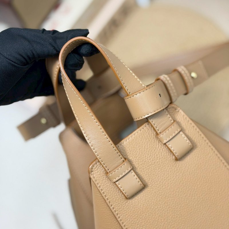 🏷Loewe 羅意威．Hammock Compact 吊床包 太妃糖色-17