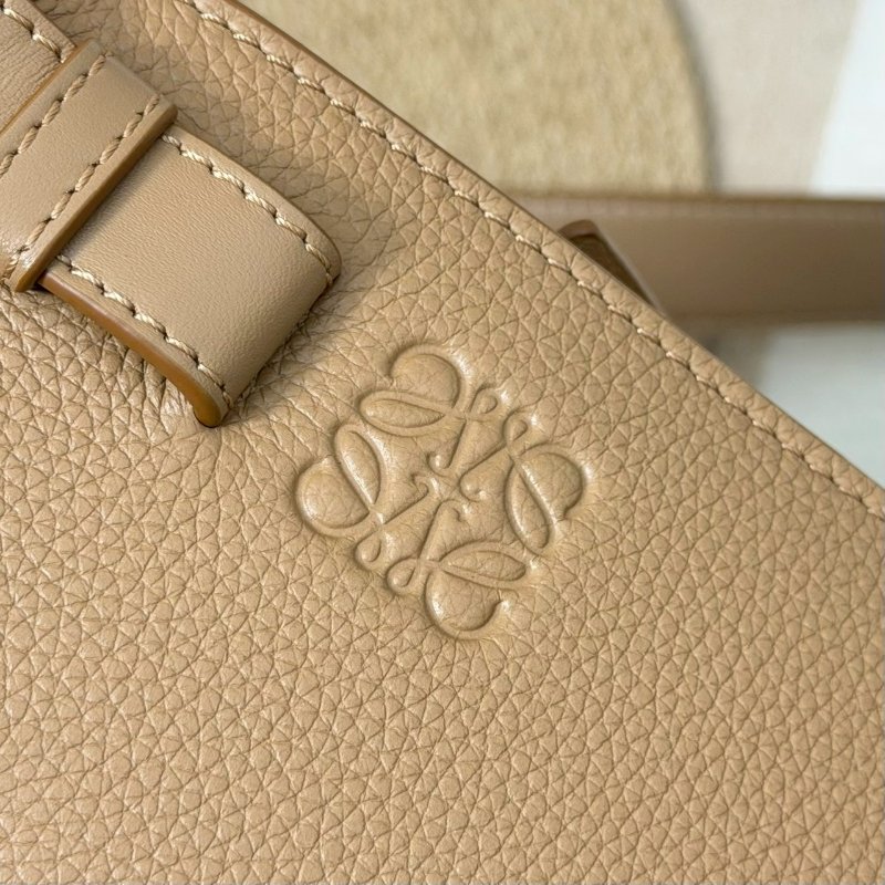 🏷Loewe 羅意威．Hammock Compact 吊床包 太妃糖色-25