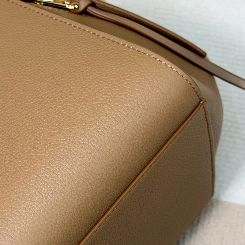 🏷Loewe 羅意威．Hammock Compact 吊床包 太妃糖色-26