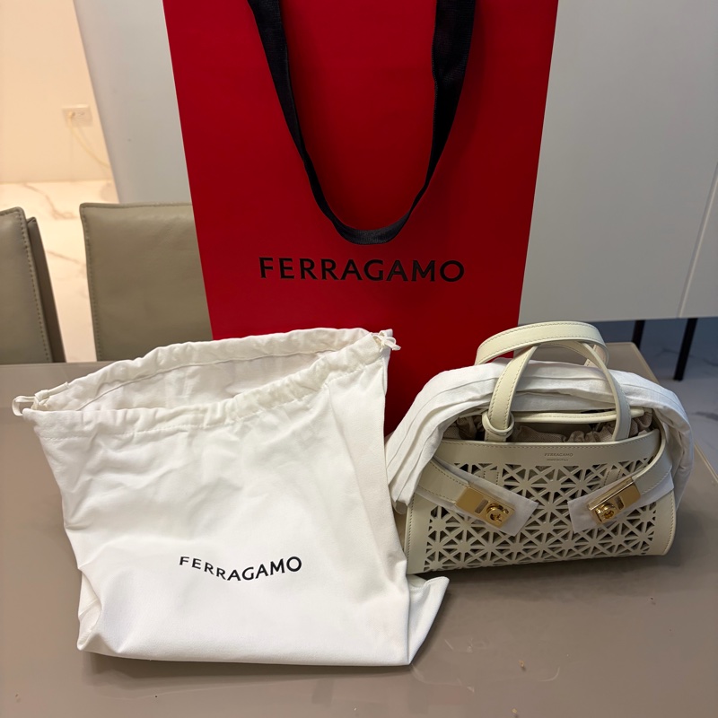 Ferragamo 手工皮雕鏤空秀款肩背包-0