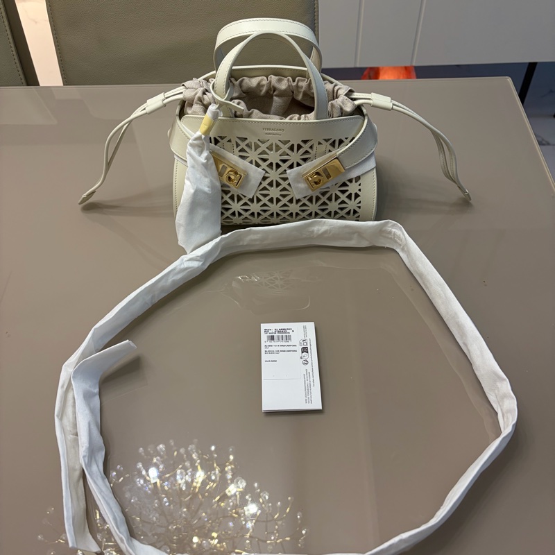 Ferragamo 手工皮雕鏤空秀款肩背包-1