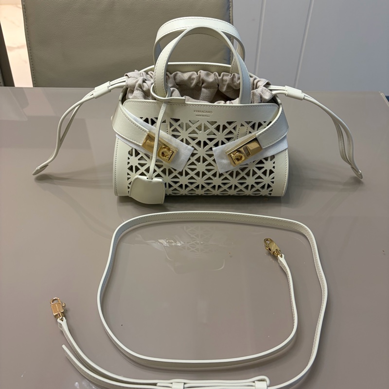 Ferragamo 手工皮雕鏤空秀款肩背包-2