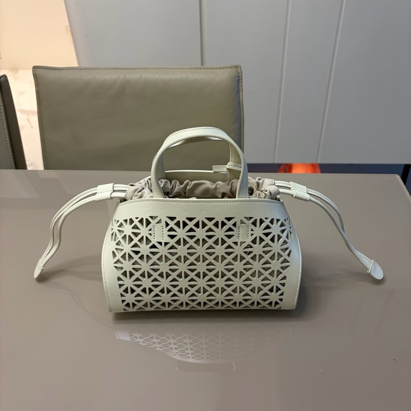 Ferragamo 手工皮雕鏤空秀款肩背包-3