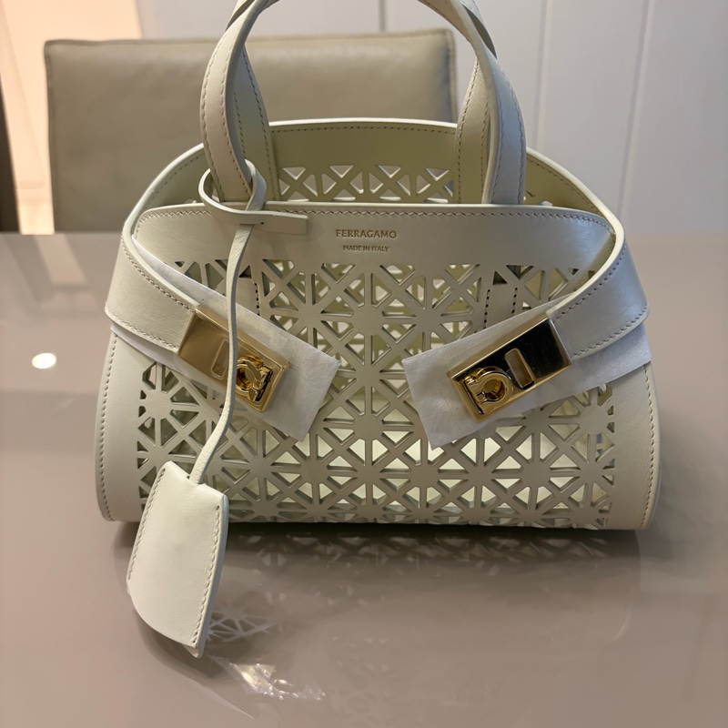 Ferragamo 手工皮雕鏤空秀款肩背包-5