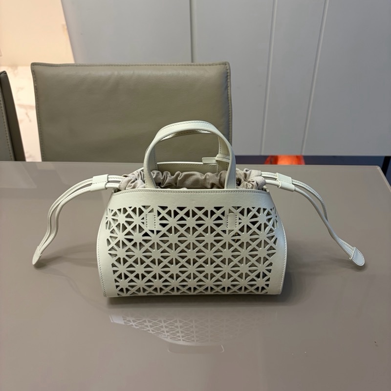 Ferragamo 手工皮雕鏤空秀款肩背包-6