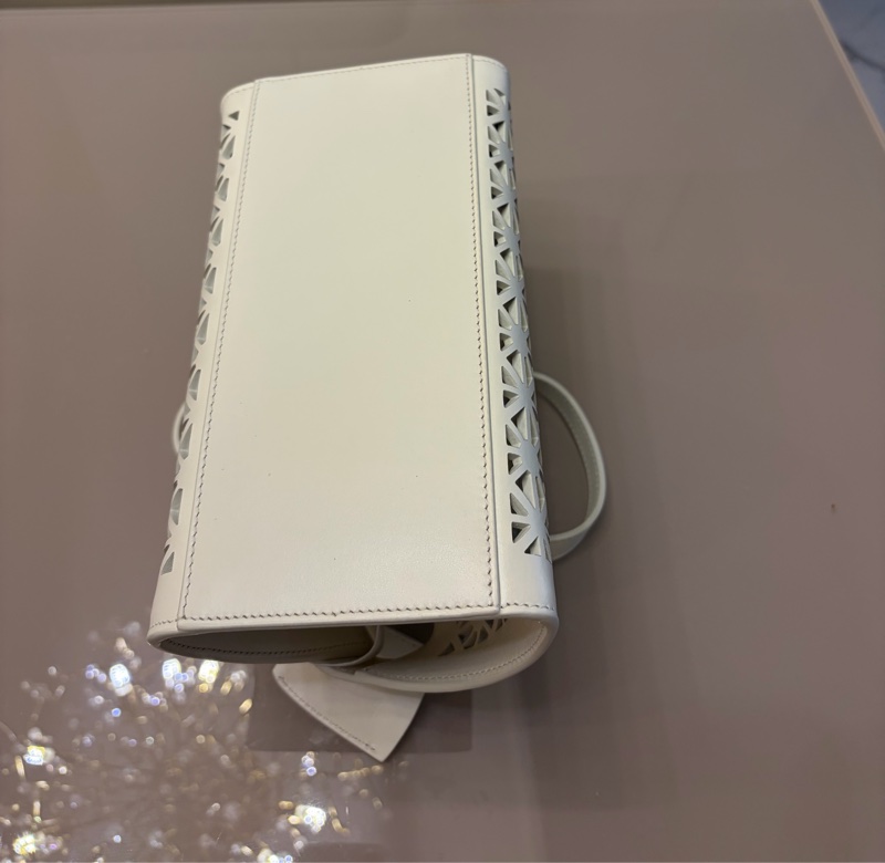 Ferragamo 手工皮雕鏤空秀款肩背包-7