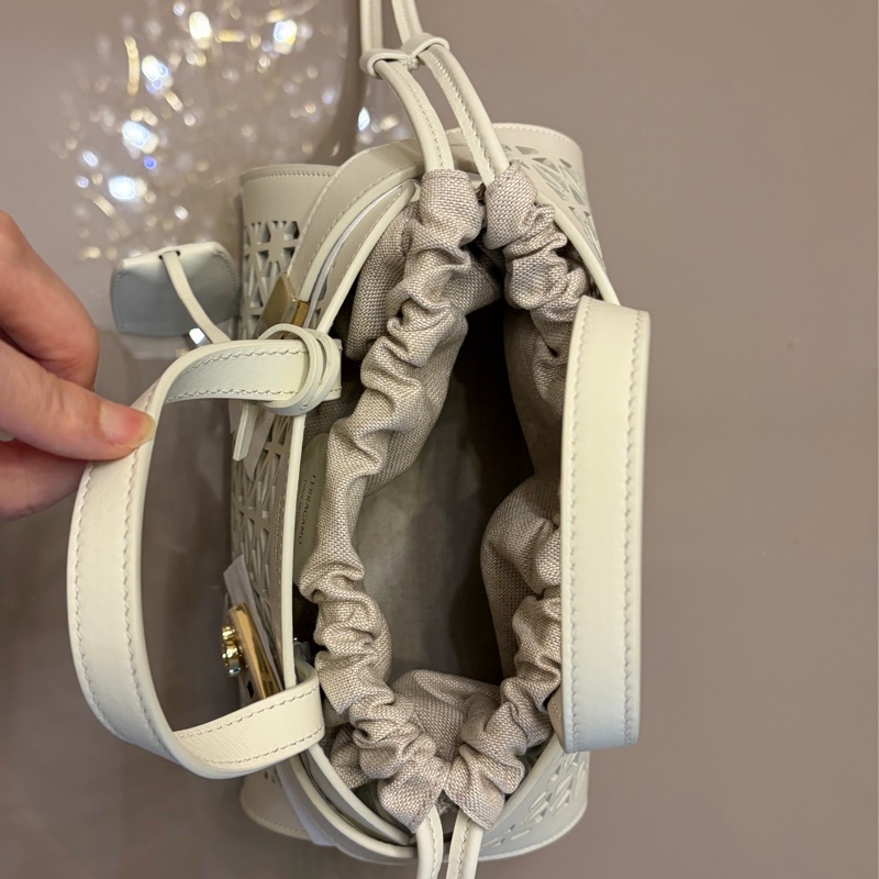 Ferragamo 手工皮雕鏤空秀款肩背包-9