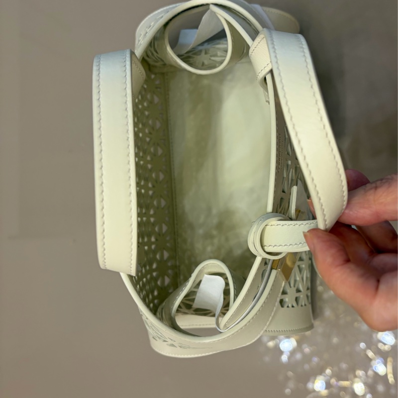 Ferragamo 手工皮雕鏤空秀款肩背包-10