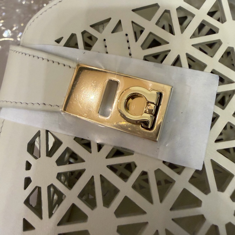 Ferragamo 手工皮雕鏤空秀款肩背包-12