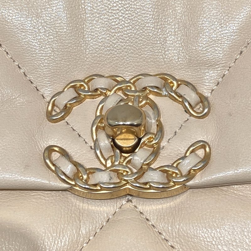 CHANEL 香奈兒 19 BAG 翻蓋肩背包 羊皮 米色 金釦-14