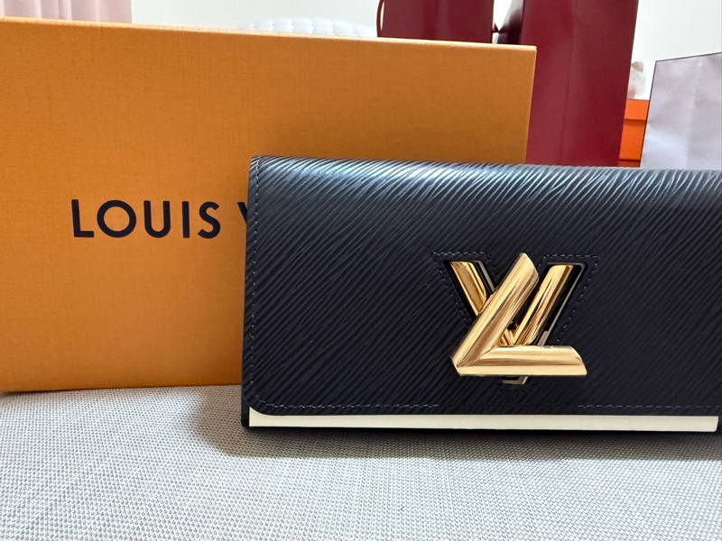 Louis Vuitton LV Twist 長夾 黑色Epi 牛皮 金扣 全新未使用 附盒裝發票-0