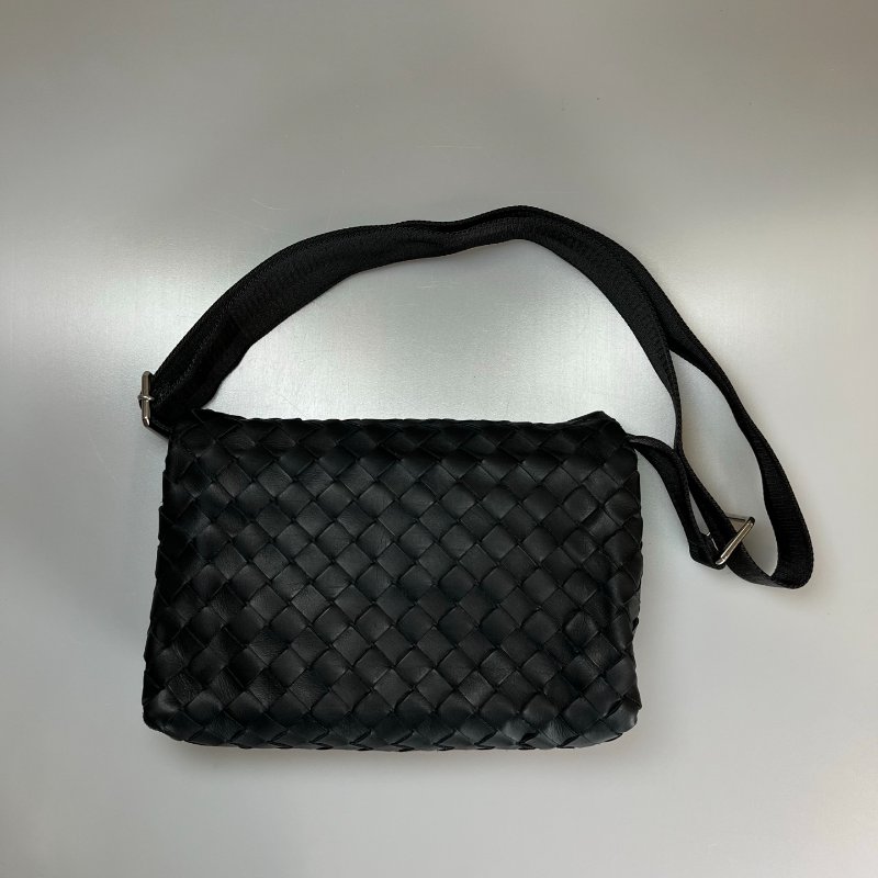 BV  黑色編織寬背帶斜挎包-1