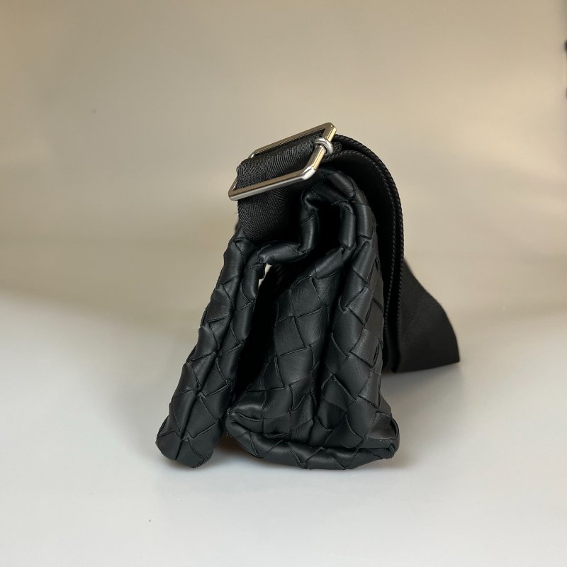 BV  黑色編織寬背帶斜挎包-2