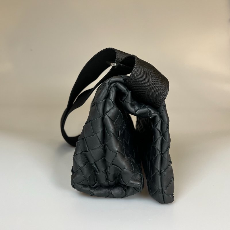 BV  黑色編織寬背帶斜挎包-3